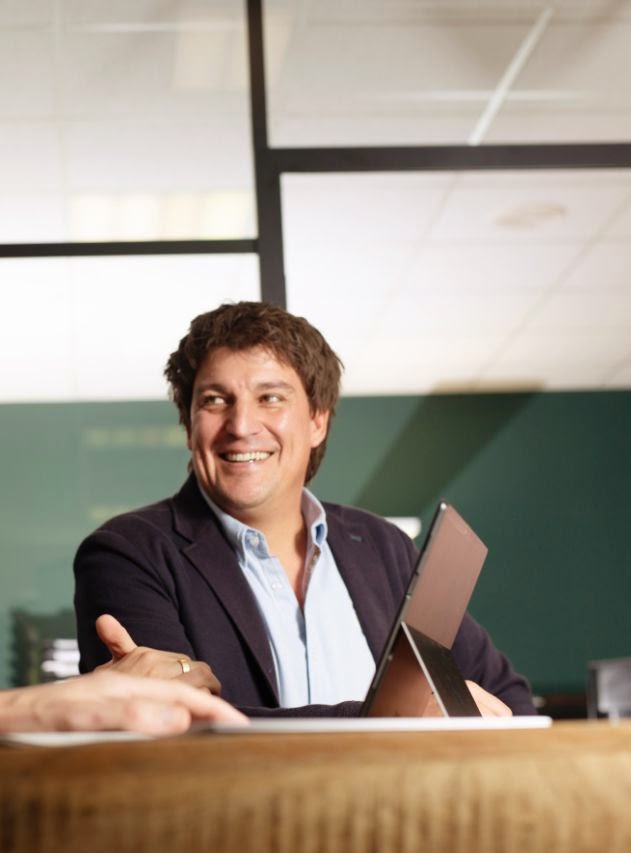 René Dinstühler berät mit dem Tablet