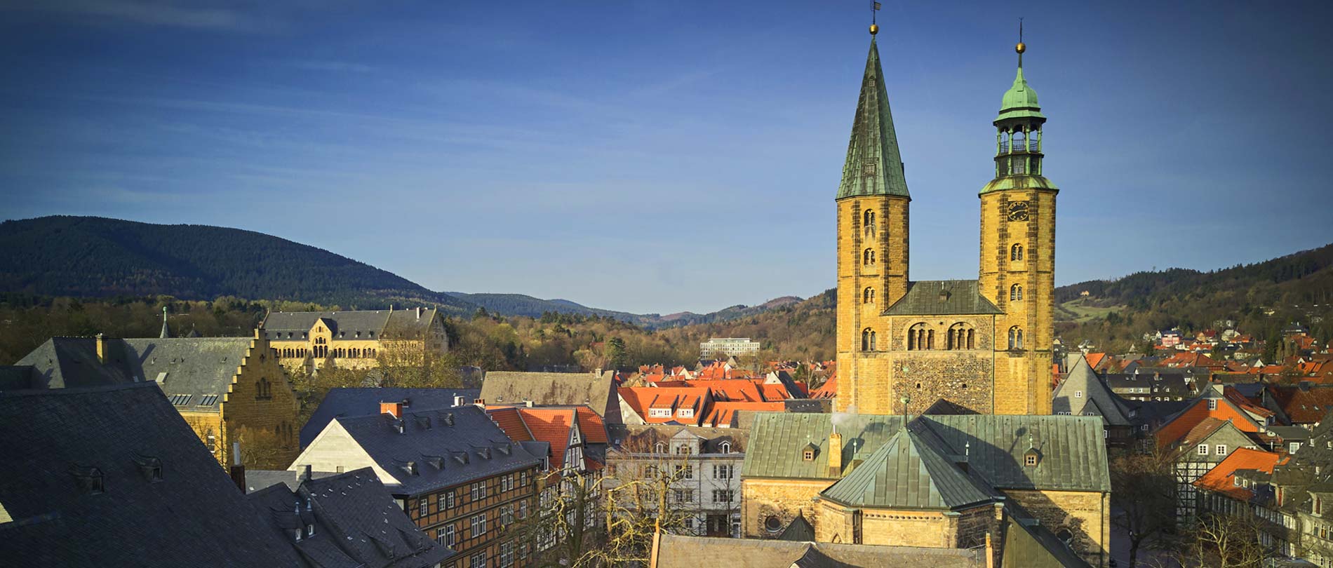 Blick über die historische Altstadt von Goslar bis zu den bewaldeten Höhen des Harzes